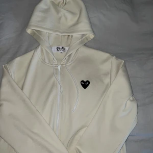 PLAY COMME DES GARCONS - Riktigt fräsch CDG zip hoodie, 9/10 COND Änvänd Max tre gånger! Storlek M.   Skriv om ni har några funderingar.