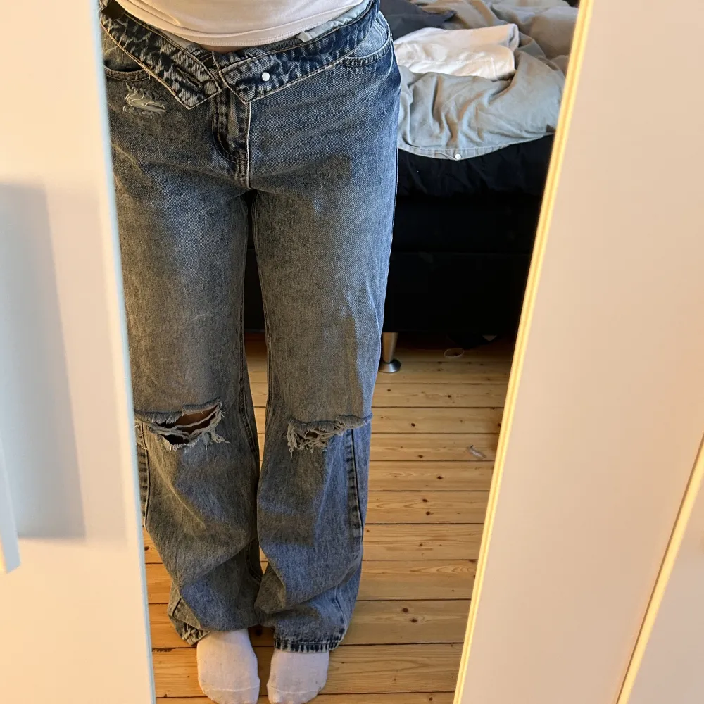 Säljer dessa jeans med hål från shein då de är lite stora på mig. . Jeans & Byxor.