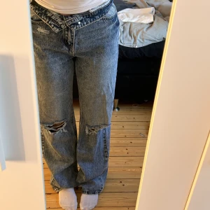 Jeans med hål - Säljer dessa jeans med hål från shein då de är lite stora på mig. 