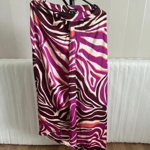 Zebra mönstrad lång satinkjol - Har använt den här kjolen en gång då jag kände att den inte passade mig så bra. 