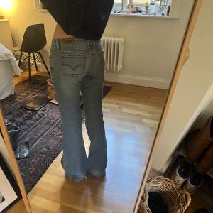 ett par skit snygga lågmidjade levis jeans, bootcut. jag är 169 cm och dom sitter perfekt på mig. har i vanliga fall också storlek S/36. modell: 551 flare 