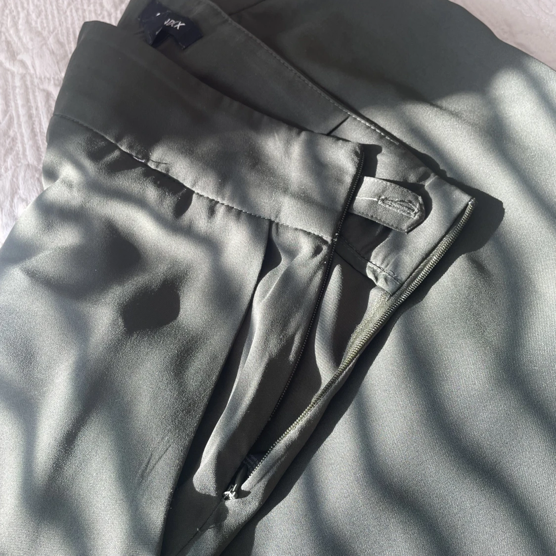 Mörkgröna kostymbyxor  - 91