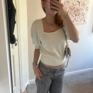 Vit stickad tröja🤍 - Vit stickat från HM, aldrig använd inte några fläckar eller sönder någonstans! 🤍 skriv privat för fler bilder!! 