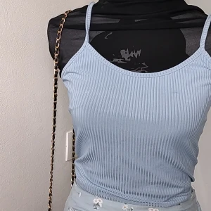 Cropped linne - Bra men lite små märke som visat på bilden. Den är lite större kanske m-l