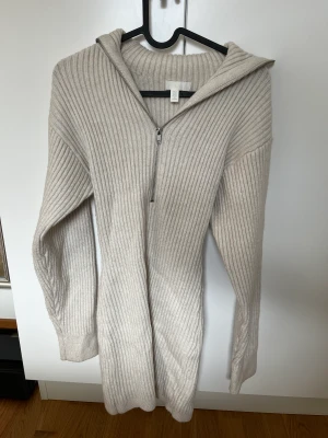 Ribbstickad klänning  - Så snygg ribbstickad klänning. Klänningen är tajt och har en krage och är väldigt skön. Endast använda två gånger så den är i väldigt fint skick 💕