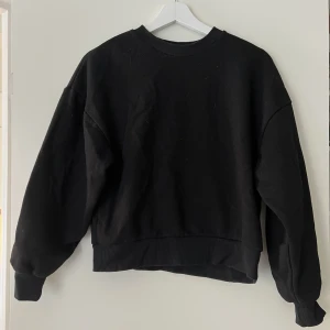 Svart tröja - Svart tröja utan luva, inte oversized