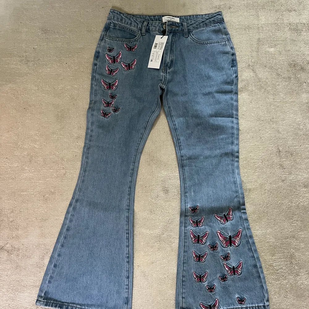 Säljer dessa superfina midwaist jeans från asos med ta fjärilar som detaljer. Aldrig använda, prislapp kvar 🦋🦋. Jeans & Byxor.