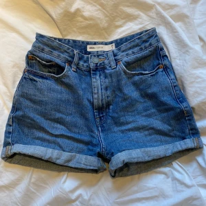 Jeansshorts - Säljer dessa jeansshorts som tyvärr blivit för små för mig. Intentionellt slitage på fickkanter som var där när jag köpte shortsen.