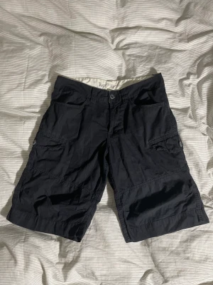 Street style cargo shorts - Säljer dessa så de inte kommer till användning längre. Tycker de är as snygga men gillar inte passformen på mig tyvärr så därför har de bara använts ett fåtal gånger💗