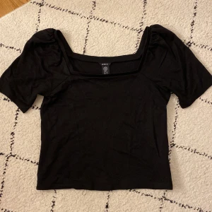 Fin svart basic topp - Säljer denna jättefina svarta❤️😍 topp från Lindex. Storlek M. Sparsamt använd. Jättefin! Säljer för 80 kr + frakt. ❤️