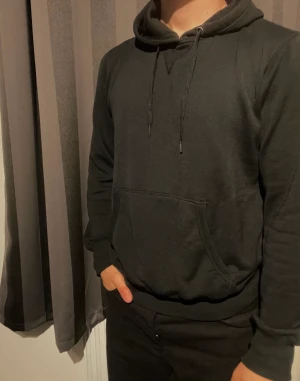 Hoodie - Svart hoodie från Cubus. Använd fåtal gånger 