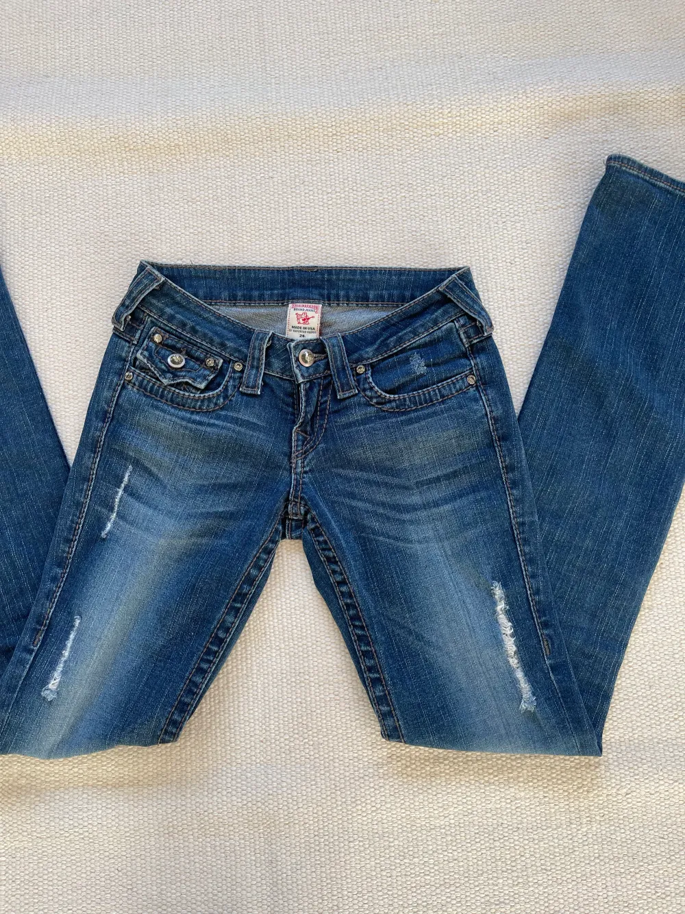 Sjukt snygga jeans från true religon. Har inte heller en enda defekt!💕 Säljer då de tyvär blivit försmå. Köpta för ca 1000. ☺️81cm i innerbenslängd och 34 cm rakt över vid midjan💕. Jeans & Byxor.