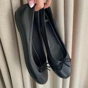 Ballerina skor - En intressekoll på de här superfina ballerinaskorna från Vagabond🫶🏼🫶🏼De är näst intill den helt oanvända eftersom att de tyvärr är för små för mig, därför vill jag sälja de vidare! Skriv om ni har prisförslag eller frågor🥰 