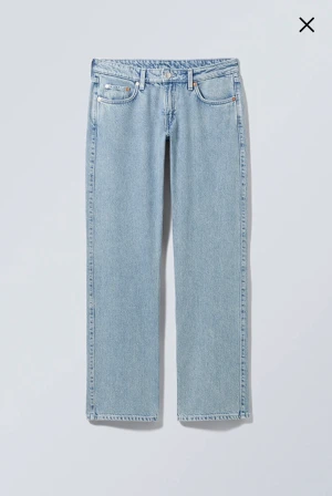 Arrow Low jeans  - Säljer dessa så fina lågmidjade jeansen från weekday i färgen summer blue 💙de är i fint skick