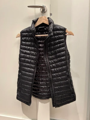 Everest väst - Säljer denna everest väst, säljer denna eftersom jag inte fick någon användning för den. Hör av er om ni är intresserade!