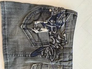 Grå lågmidjad jeanskjol🐛 - Supersnygg grå jeanskjol/ minikjol. Coola detaljer på backfickan. Passar inte så har tyvärr inga bilder hur den sitter på!  Köpt i spanien strl 36