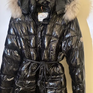 Moncler vinterjacka - Superfin och jätte varm vinterjacka ifrån moncler, säljer billigt pga högra fickan är sönder.
