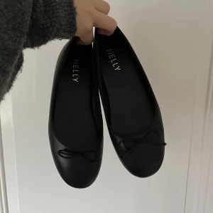 Ballerina skor  - Säljer dessa fina söta skor i storlek 39!!  Kommer tyvärr inte till användning. Använts en gång därav det fina skicket 🩰💌  Köpt ifrån Nelly