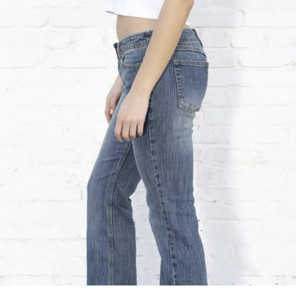 ❗️(KAN SÄLJA DIREKT FÖR 400)❗️Säljer nu dessa superpopulära och helt slutsålda Brandy Melville jeans då dem inte längre passar tyvärr. Jeansen är endast använda 2-4 gånger och har inga defekter.🤍. Jeans & Byxor.