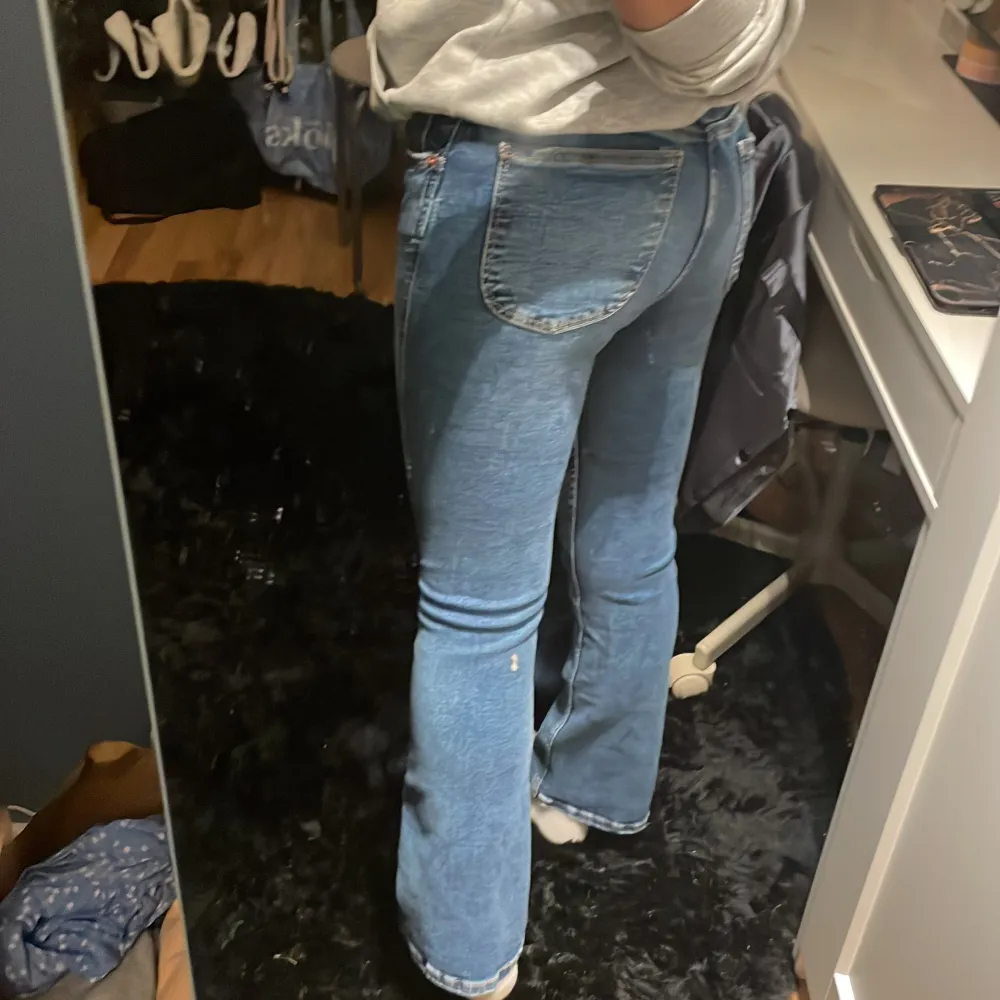 Ett par jätte fina boucat jeans från zara andvända några gånger knapparna är lite svåra jag är 155cm. Jeans & Byxor.