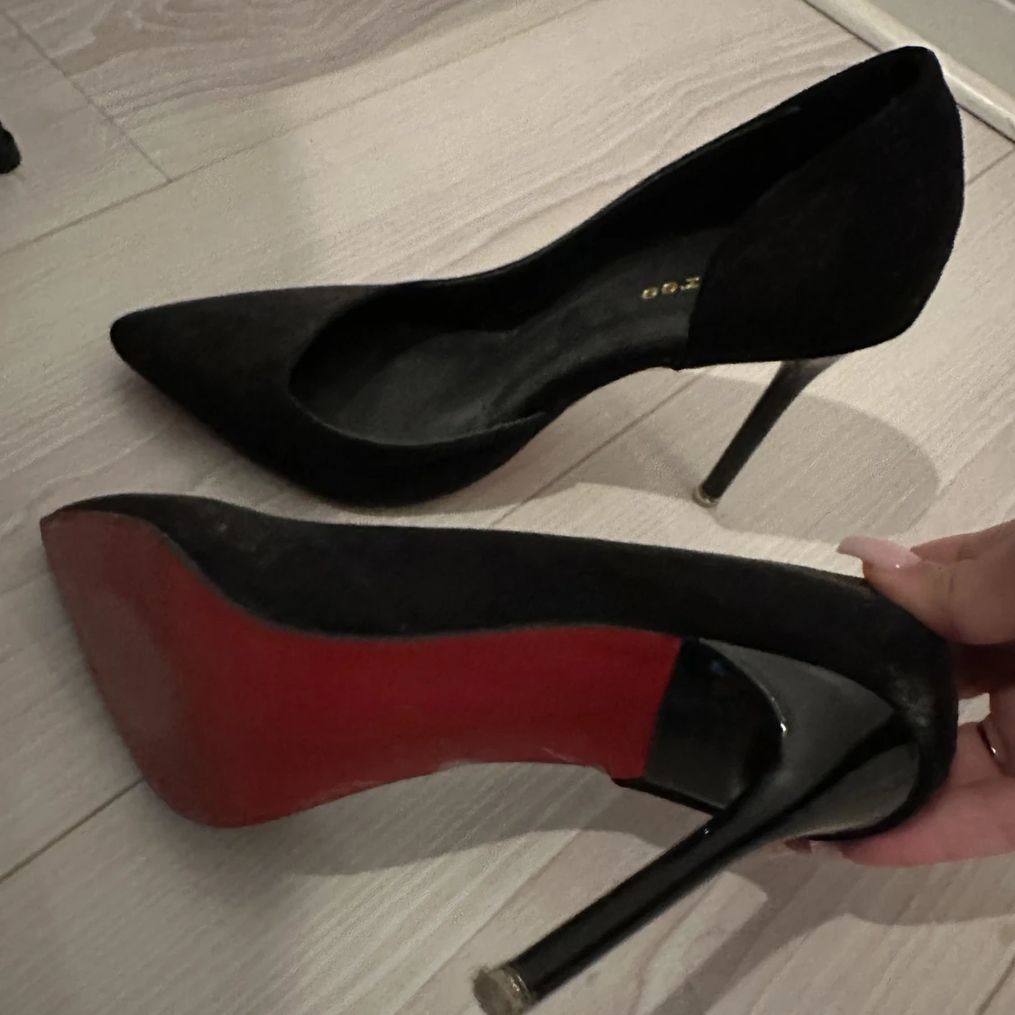 Spetsiga klackar i svart!