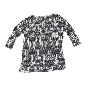 Brand: H&M   Size: S/M  Marterial: 51% Viscose 47% Polyester 2% Elastane   Made in Cambodia   Well kept blouse!
