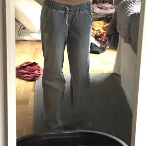 Ett par mjukis-jeans ish som sitter lowwaist. Dom är jättefina men kommer inte komma till användning. 
