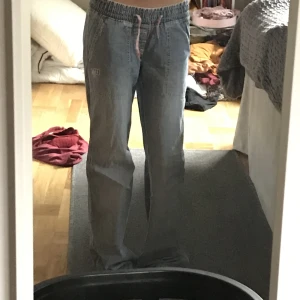 Ascoola lowwaist byxor - Ett par mjukis-jeans ish som sitter lowwaist. Dom är jättefina men kommer inte komma till användning. 
