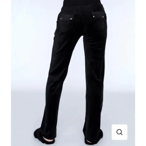 Juicy byxor - Säljer dessa svarta juicy byxorna då dom är alldeles för stora på mig, skriv privat för egna bilder💗