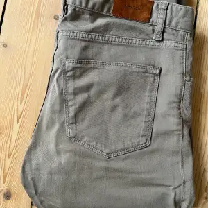 Nya med lappar,  Whyred jeans, 31/34, Syd Twill, grå