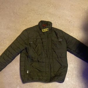 Parajumpers jacka P.J.S - Kill jacka storlek M militär grön gula bandet i halsen lite slitet annars är de hel priset kan diskuteras så är ni intresserade så skriv