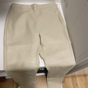 Skinnbyxor NLY TREND -  Skinnbyxor beige med slits, NLY TREND Knappt använda, i super bra skick. 