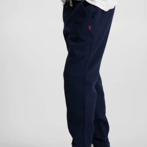 Ralph lauren mjukis byxor - Ett par jätte fina Ralph lauren byxor som är andvända men de är fotfarande i fint skick (nypris 895kr) De är i storlek XL mn de är i barn XL så de är i 13-14år