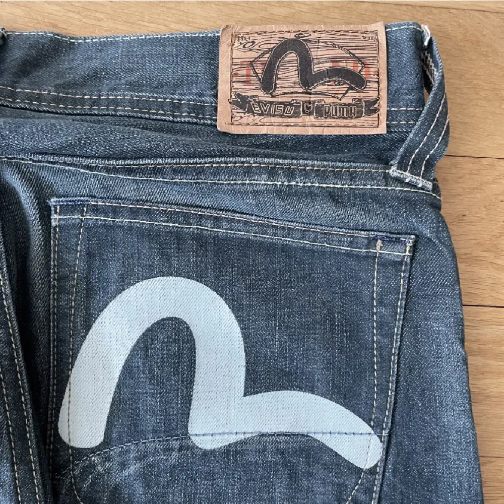 Evisu jeans som säljes pga för små. Köpta här på Plick Bra skick inga tecken på större användning.. Jeans & Byxor.
