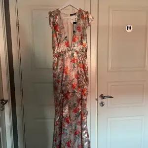En blommig klänning från Asos med prislapp kvar, ej använd endast provad. Var lite för urringad för min smak. Storleken är 36/38 ✨