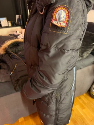 Parajumper jacka - en gammal modell av parajumper i dam sliten därför priset men varm och fin på vintern