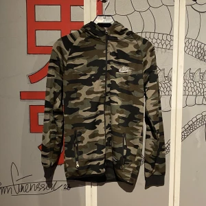 Nike tech camouflage - Nike tech det i camouflage. Höger ficka på byxorna trasiga. 