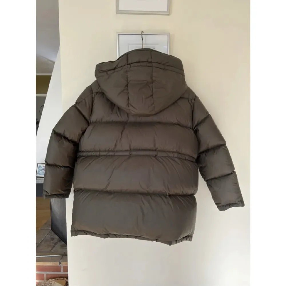 Acne studios hooded down jacket, storlek 32, men passar upp till 38 skulle jag säga! Mkt fint skick.. Jackor.