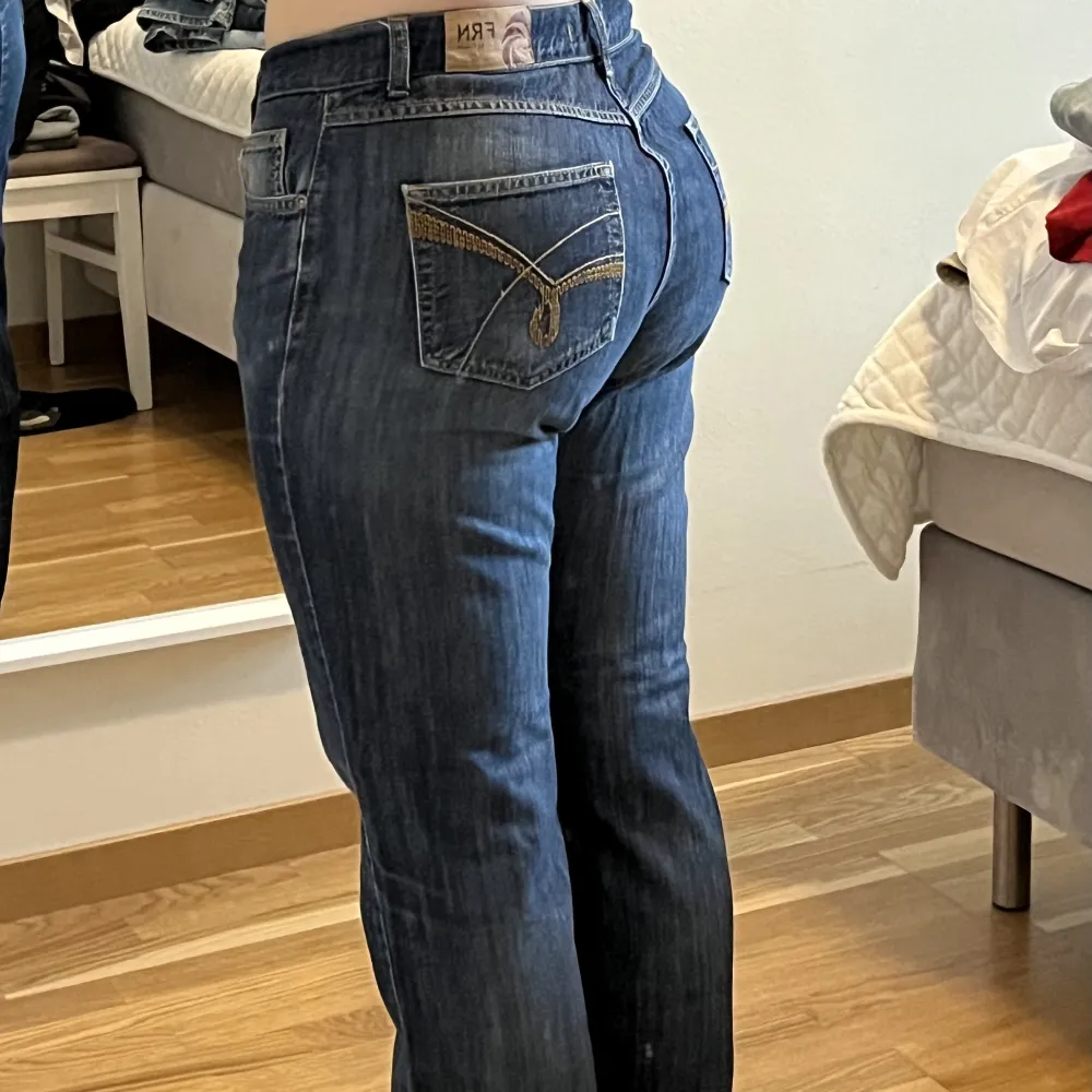 Blåa jeans i storlek 42, Sitter lite tight på mig som har större höfter. Använt ett par gånger men bra skick. . Jeans & Byxor.