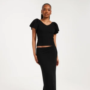 Blus/topp - Säljer denna jätte fina ribbade tröjan från Only i färgen svart som tyvärr bara kommit till användning 2 gånger. V ringad där fram och lite större öppning i ryggen. Den är dock i storlek S vilket var lite för stort för mig. Original pris 400🌷