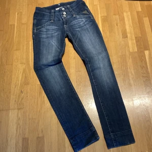 Oanvända jeans - Stretch jeans med bred linning  Både tre knappar och liten dragkedja 