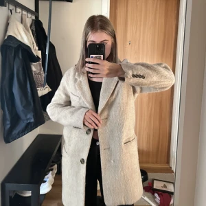 Varm kavaj - En perfekt höst kavaj i en beige färg, oversized.