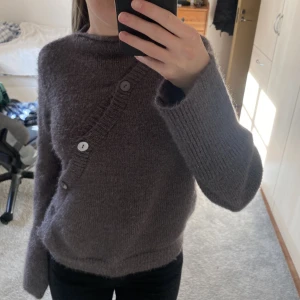 Stickad tröja från NA-KD - Stickad tröja från NA-KD. Säljer då den inte kommer till användning