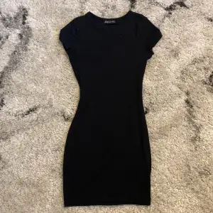 Säljer den här klänningen eftersom den inte kommer till användning. Skriv om ni har frågor.🙂