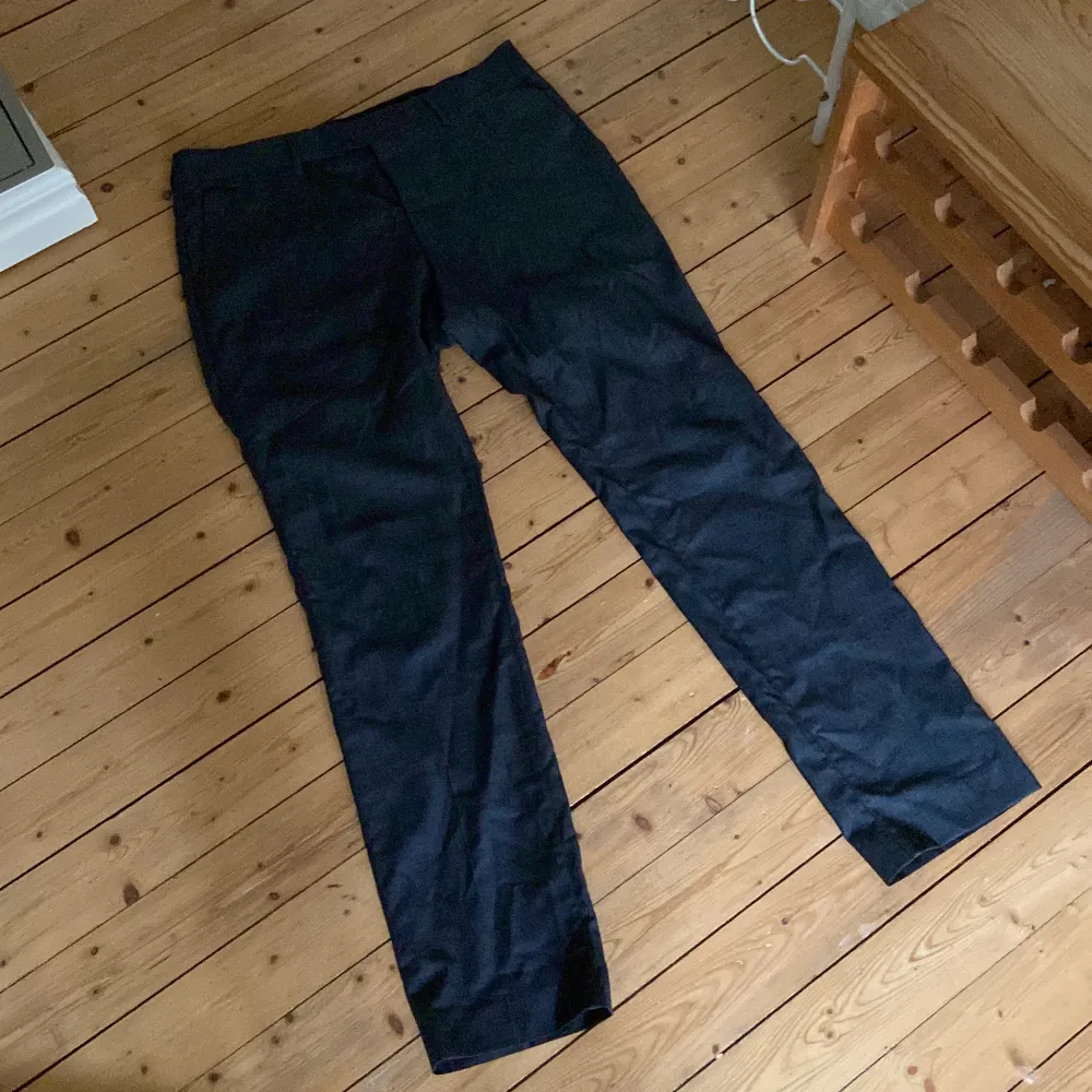 Mörkgråa kostymbyxor från Tiger of Sweden, inga defekter. Jeans & Byxor.