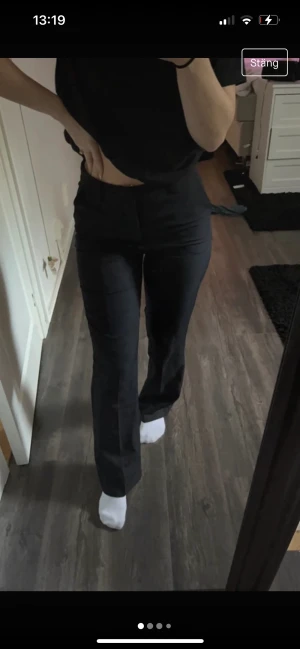 Svarta kostymbyxor - Från bik bok storlek 38. Som ni ser på sista bilderna så har ett av dom där banden lossnat men inte riktigt något som syns. Bara fråga om ni vill ha mer info eller bilder eller så 🫶