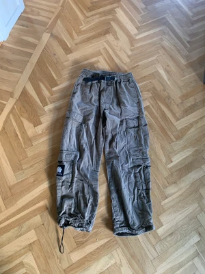 District 46 cargo byxor - Säljer väldigt skjöna cargos från distrikt 46. Dem passar från 150 -165. Midjan går att ändra. Dem är i bra skick. Priset kan diskuteras. Skriv privat för flera bilder. 