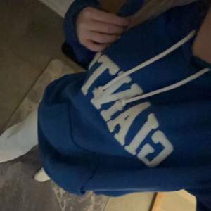Blå hoodie med trycket ”GIANTS” från h&m i strl s💖Priset kan diskuteras🙌🏻