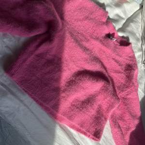 Jättefin rosa tjocktröja som är super mysig💗 tröjan går ungefär ner till midjan och är långärmad💗 Tröjan är i bra skick, inga defekter och är bara använd några fåtal gånger💗 Ps: pris kan diskuteras 