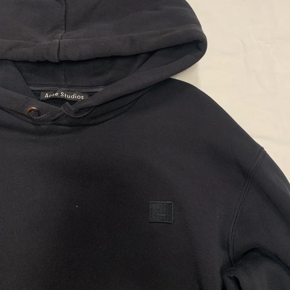 Den perfekta hoodien från Acne i svart 💫. Hoodies.